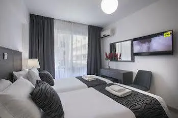 Petrou Bros * ラルナカ